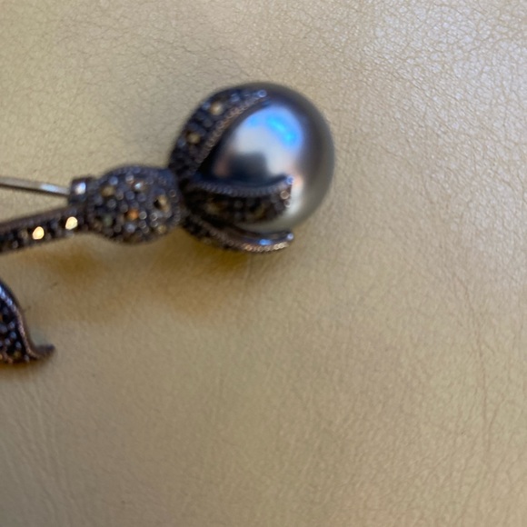 Vintage Sterling Silver Marcasite and Flower Gray Pearl Brooch. - Picture 2 of 4